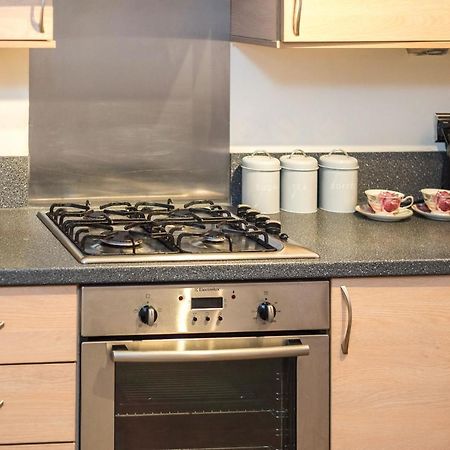 Elegant 2 Bedroom City Centre Apartment - Free Parking - Private Balcony エディンバラ エクステリア 写真