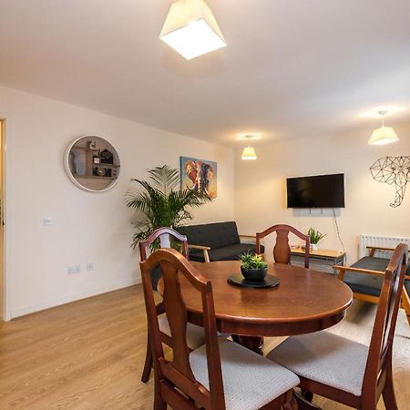 Elegant 2 Bedroom City Centre Apartment - Free Parking - Private Balcony エディンバラ エクステリア 写真