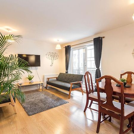 Elegant 2 Bedroom City Centre Apartment - Free Parking - Private Balcony エディンバラ エクステリア 写真