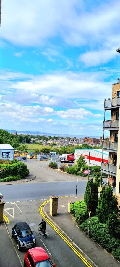 Elegant 2 Bedroom City Centre Apartment - Free Parking - Private Balcony エディンバラ エクステリア 写真