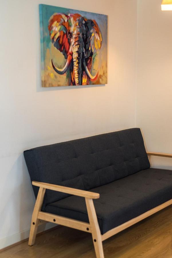 Elegant 2 Bedroom City Centre Apartment - Free Parking - Private Balcony エディンバラ エクステリア 写真