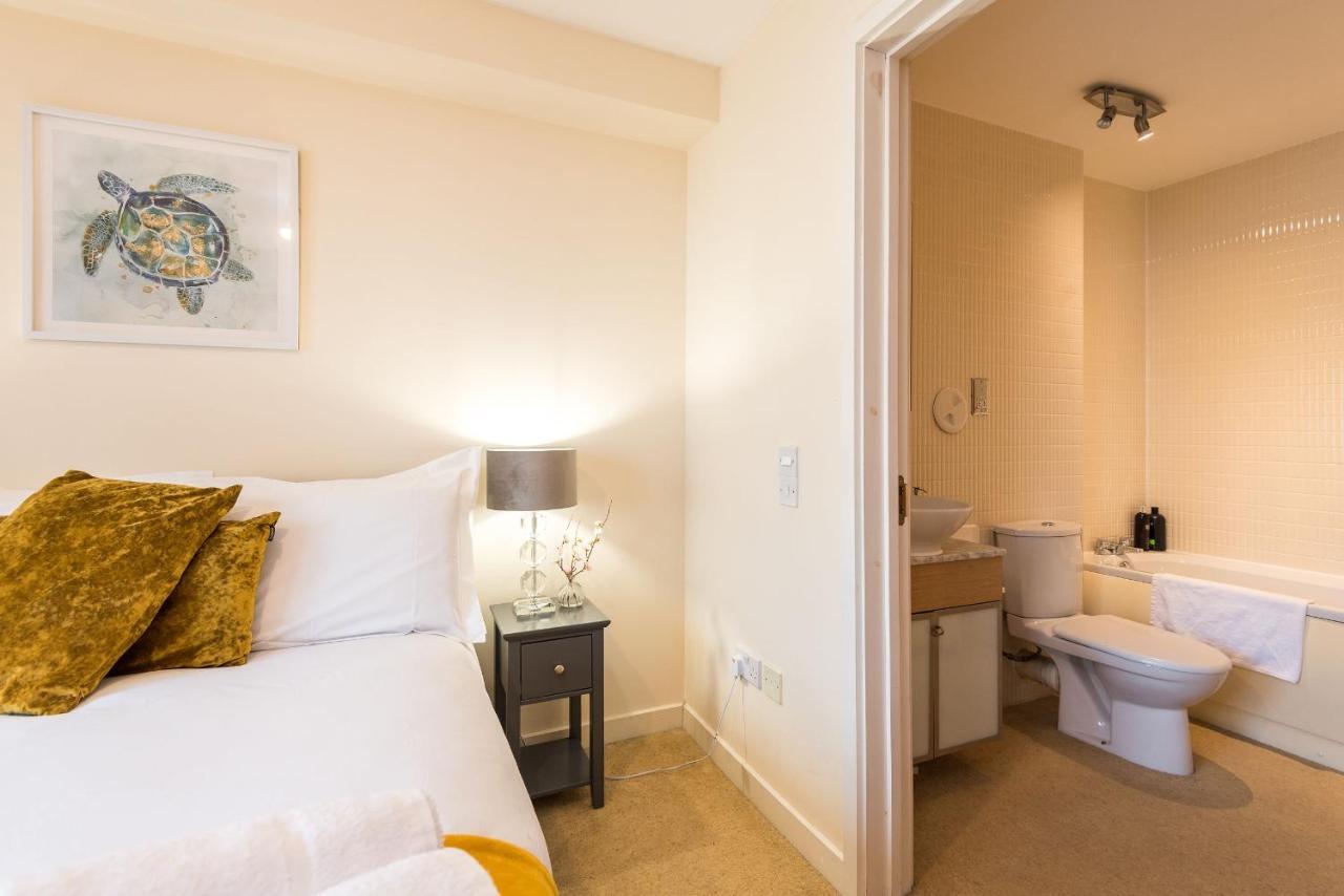 Elegant 2 Bedroom City Centre Apartment - Free Parking - Private Balcony エディンバラ エクステリア 写真