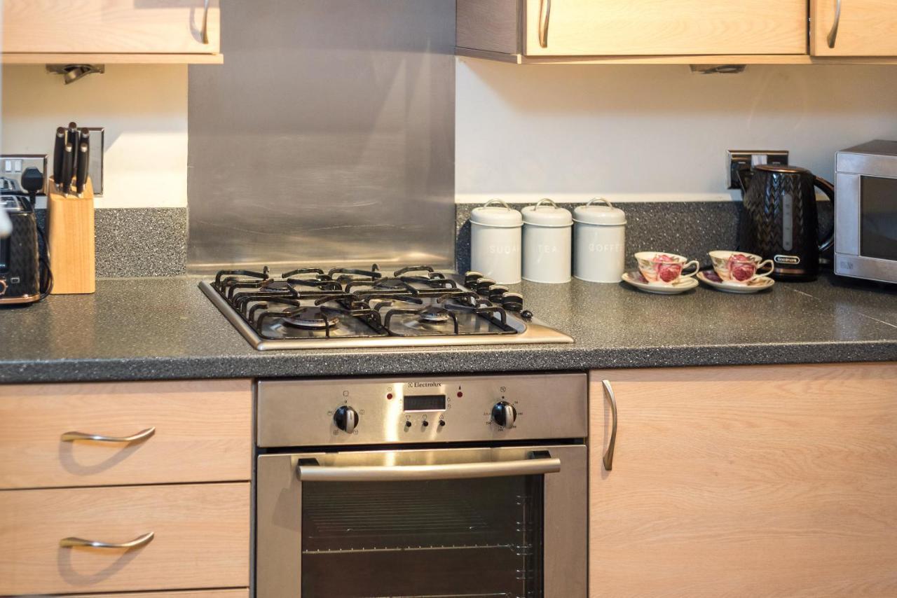 Elegant 2 Bedroom City Centre Apartment - Free Parking - Private Balcony エディンバラ エクステリア 写真