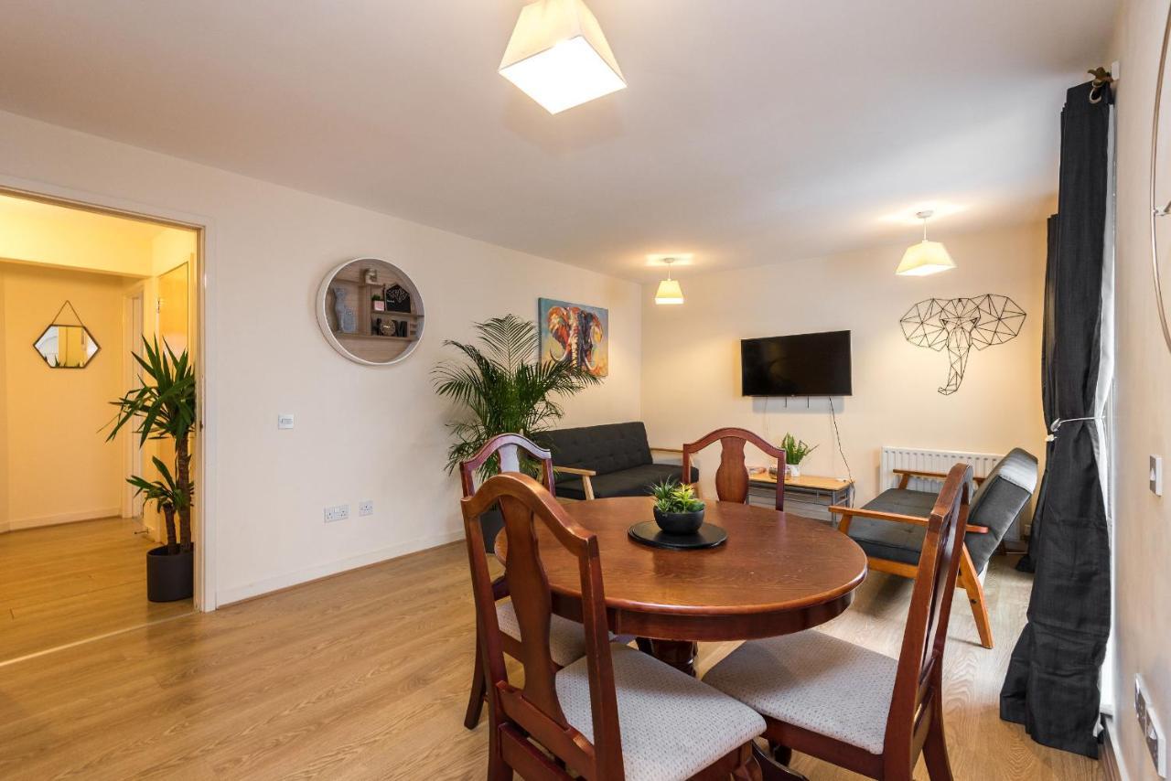 Elegant 2 Bedroom City Centre Apartment - Free Parking - Private Balcony エディンバラ エクステリア 写真