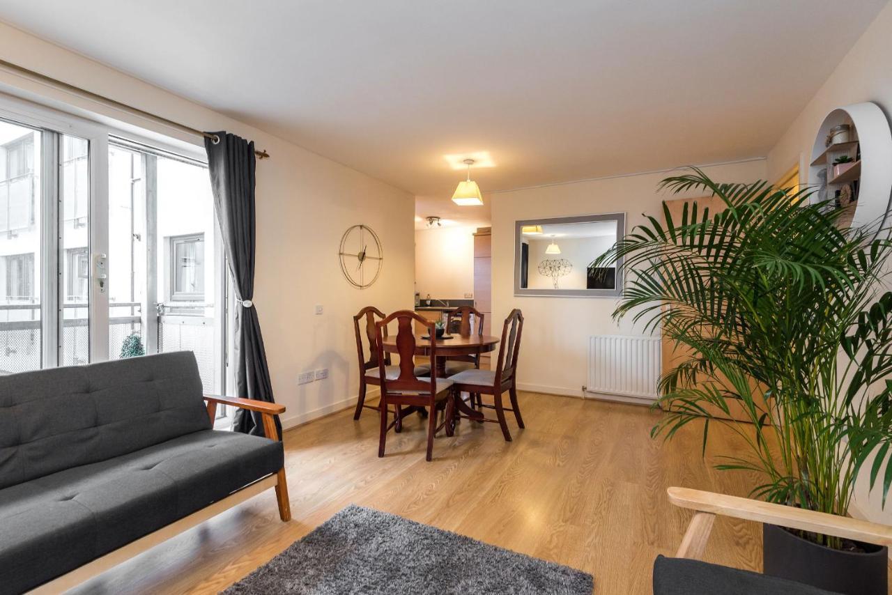 Elegant 2 Bedroom City Centre Apartment - Free Parking - Private Balcony エディンバラ エクステリア 写真