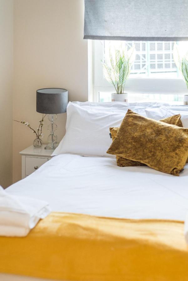 Elegant 2 Bedroom City Centre Apartment - Free Parking - Private Balcony エディンバラ エクステリア 写真