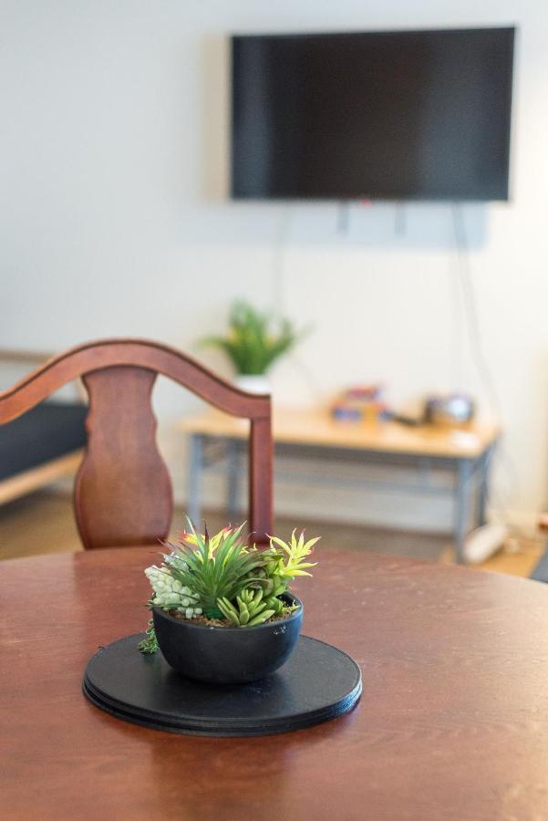 Elegant 2 Bedroom City Centre Apartment - Free Parking - Private Balcony エディンバラ エクステリア 写真