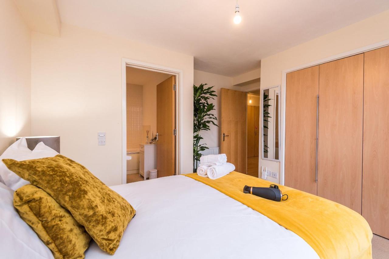 Elegant 2 Bedroom City Centre Apartment - Free Parking - Private Balcony エディンバラ エクステリア 写真