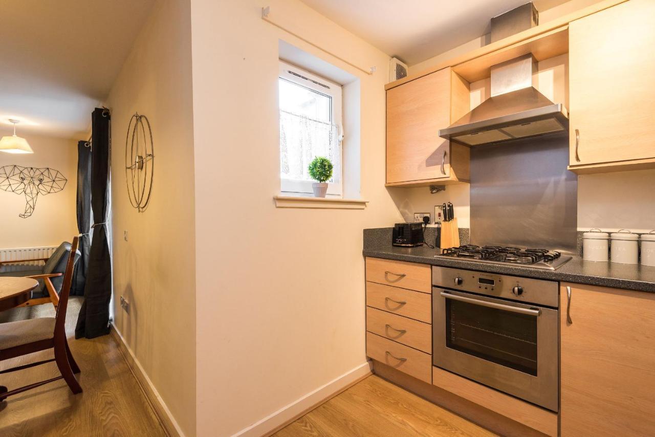 Elegant 2 Bedroom City Centre Apartment - Free Parking - Private Balcony エディンバラ エクステリア 写真