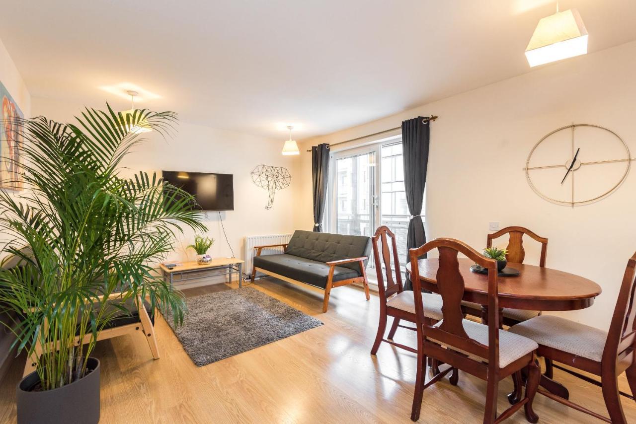 Elegant 2 Bedroom City Centre Apartment - Free Parking - Private Balcony エディンバラ エクステリア 写真