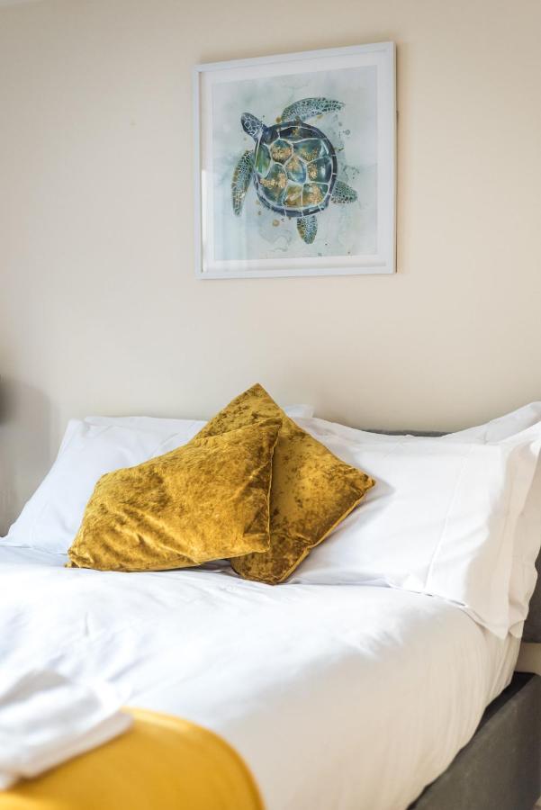 Elegant 2 Bedroom City Centre Apartment - Free Parking - Private Balcony エディンバラ エクステリア 写真