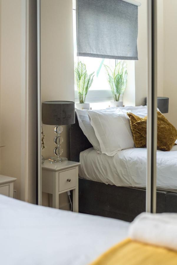 Elegant 2 Bedroom City Centre Apartment - Free Parking - Private Balcony エディンバラ エクステリア 写真