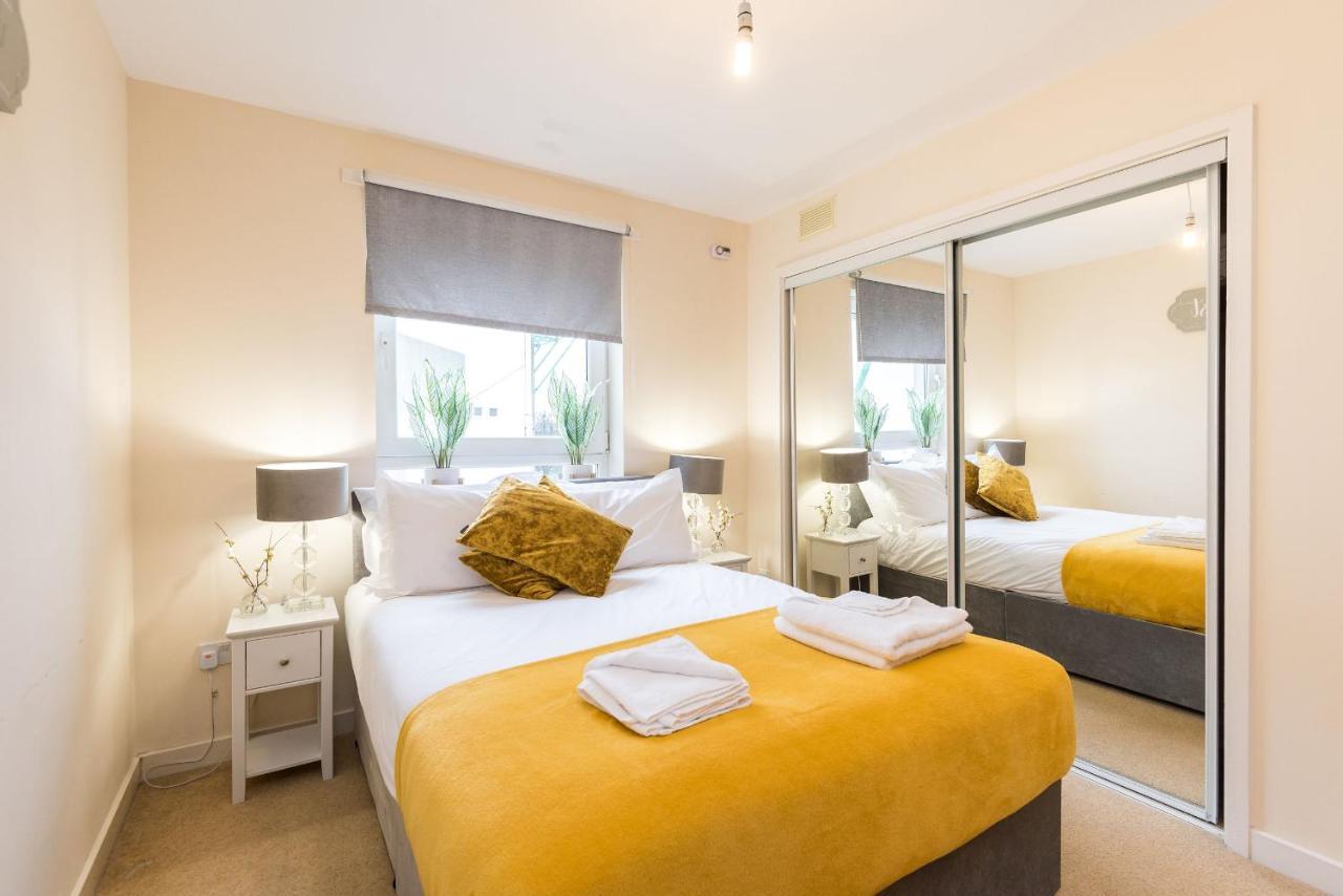 Elegant 2 Bedroom City Centre Apartment - Free Parking - Private Balcony エディンバラ エクステリア 写真