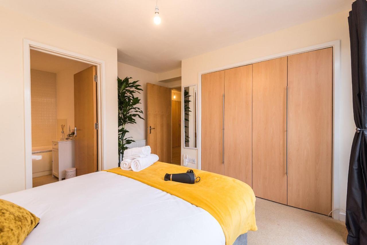 Elegant 2 Bedroom City Centre Apartment - Free Parking - Private Balcony エディンバラ エクステリア 写真