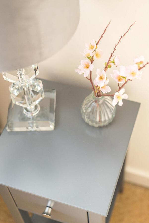 Elegant 2 Bedroom City Centre Apartment - Free Parking - Private Balcony エディンバラ エクステリア 写真