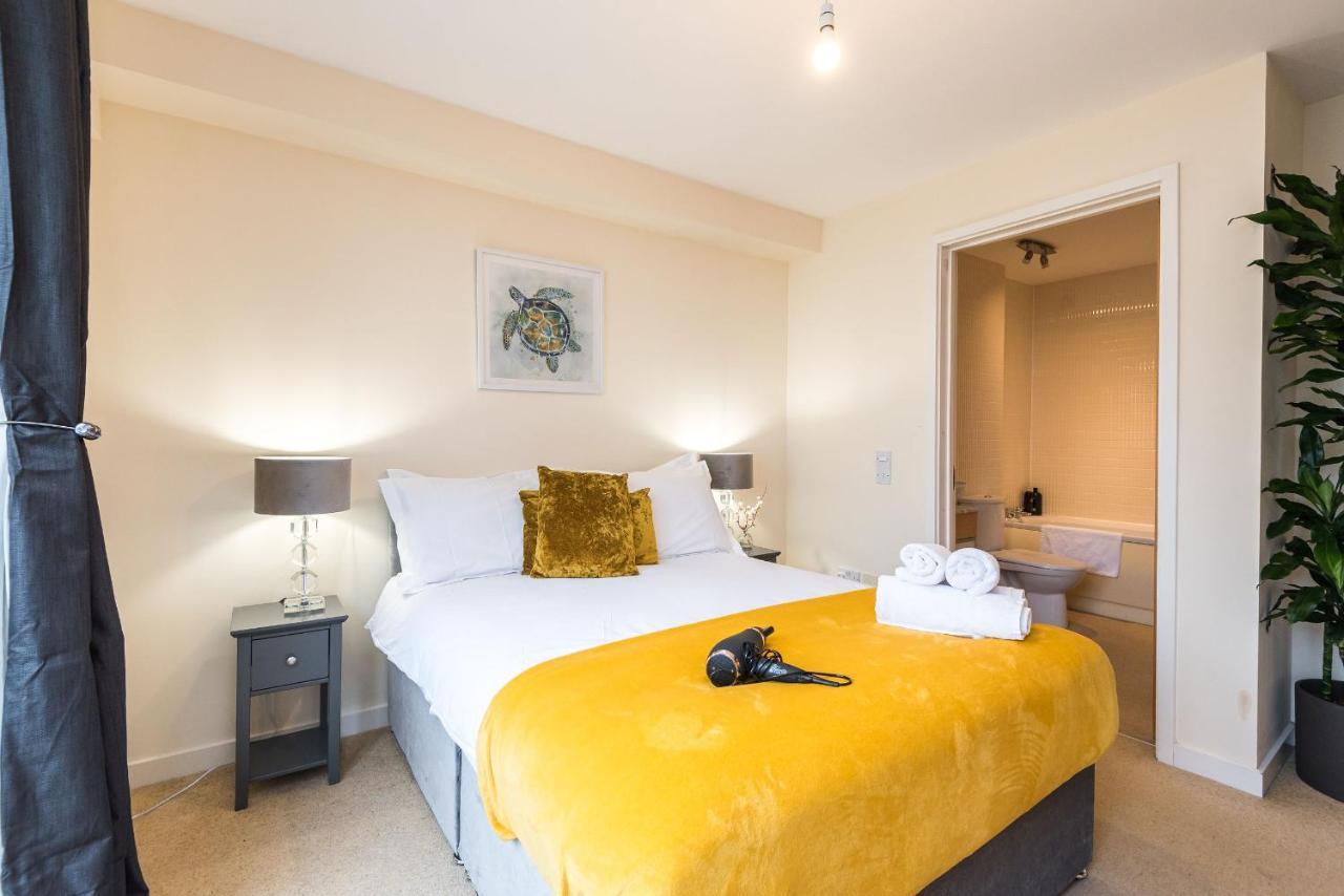 Elegant 2 Bedroom City Centre Apartment - Free Parking - Private Balcony エディンバラ エクステリア 写真