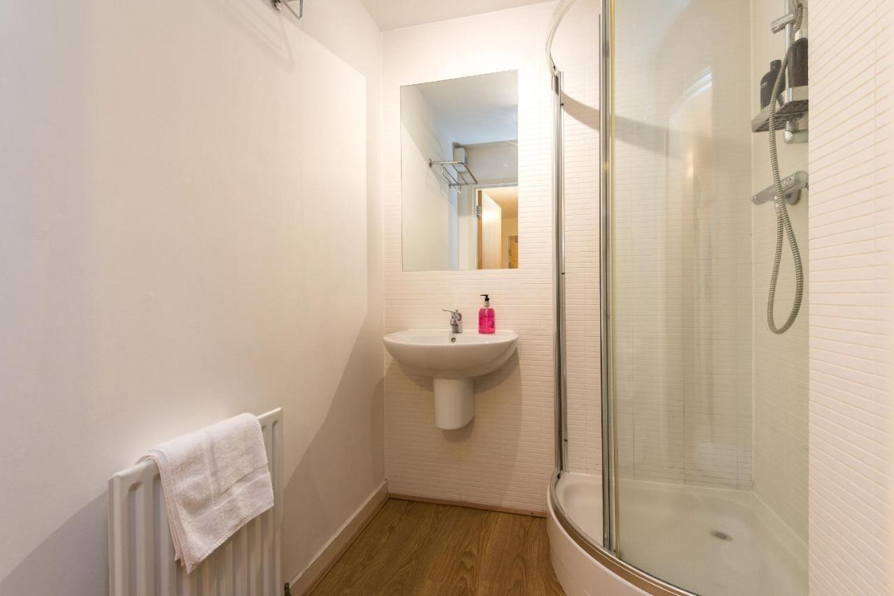 Elegant 2 Bedroom City Centre Apartment - Free Parking - Private Balcony エディンバラ エクステリア 写真