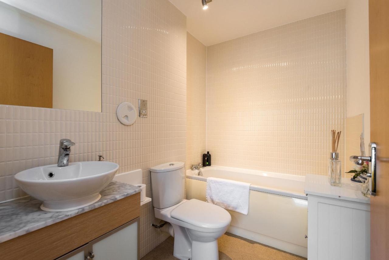 Elegant 2 Bedroom City Centre Apartment - Free Parking - Private Balcony エディンバラ エクステリア 写真