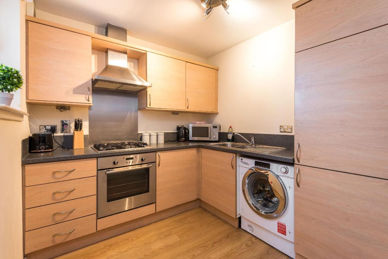 Elegant 2 Bedroom City Centre Apartment - Free Parking - Private Balcony エディンバラ エクステリア 写真