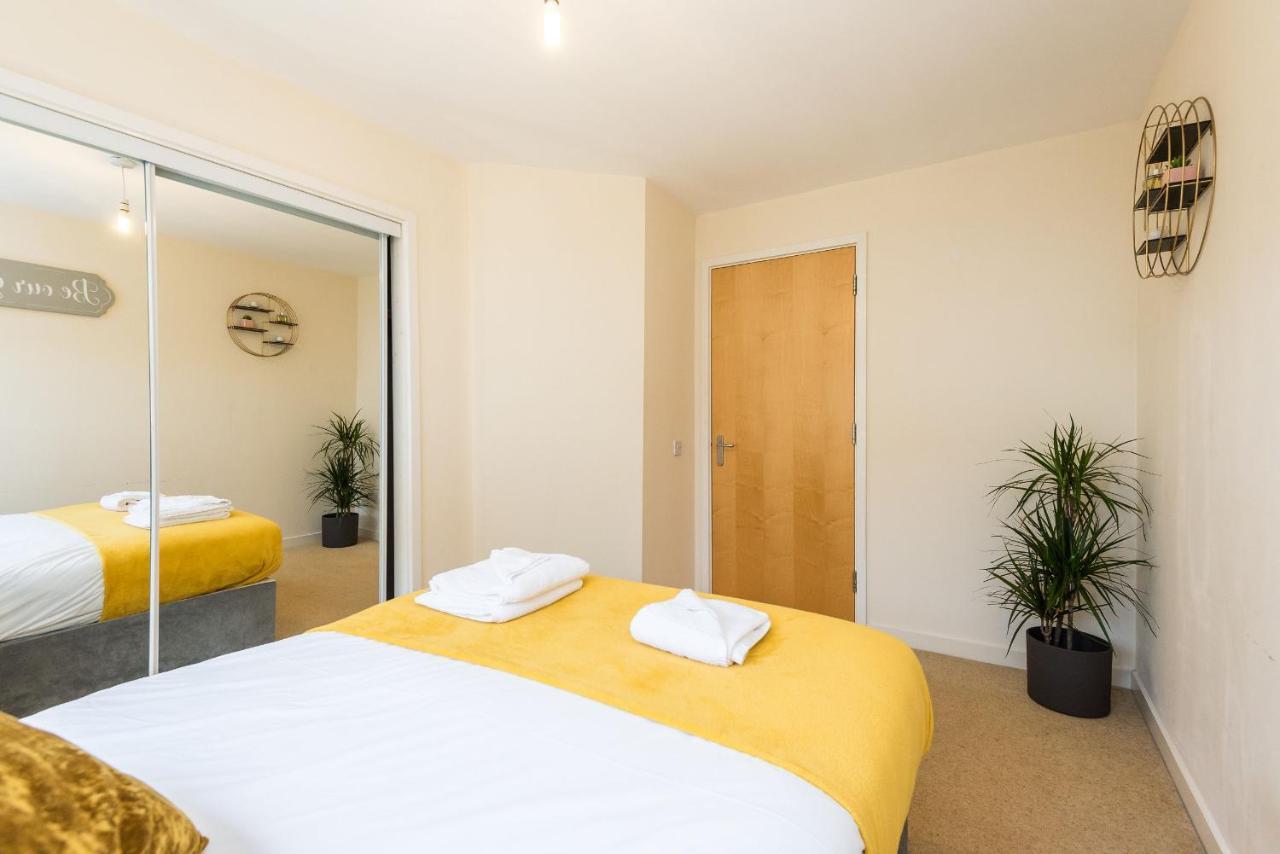 Elegant 2 Bedroom City Centre Apartment - Free Parking - Private Balcony エディンバラ エクステリア 写真