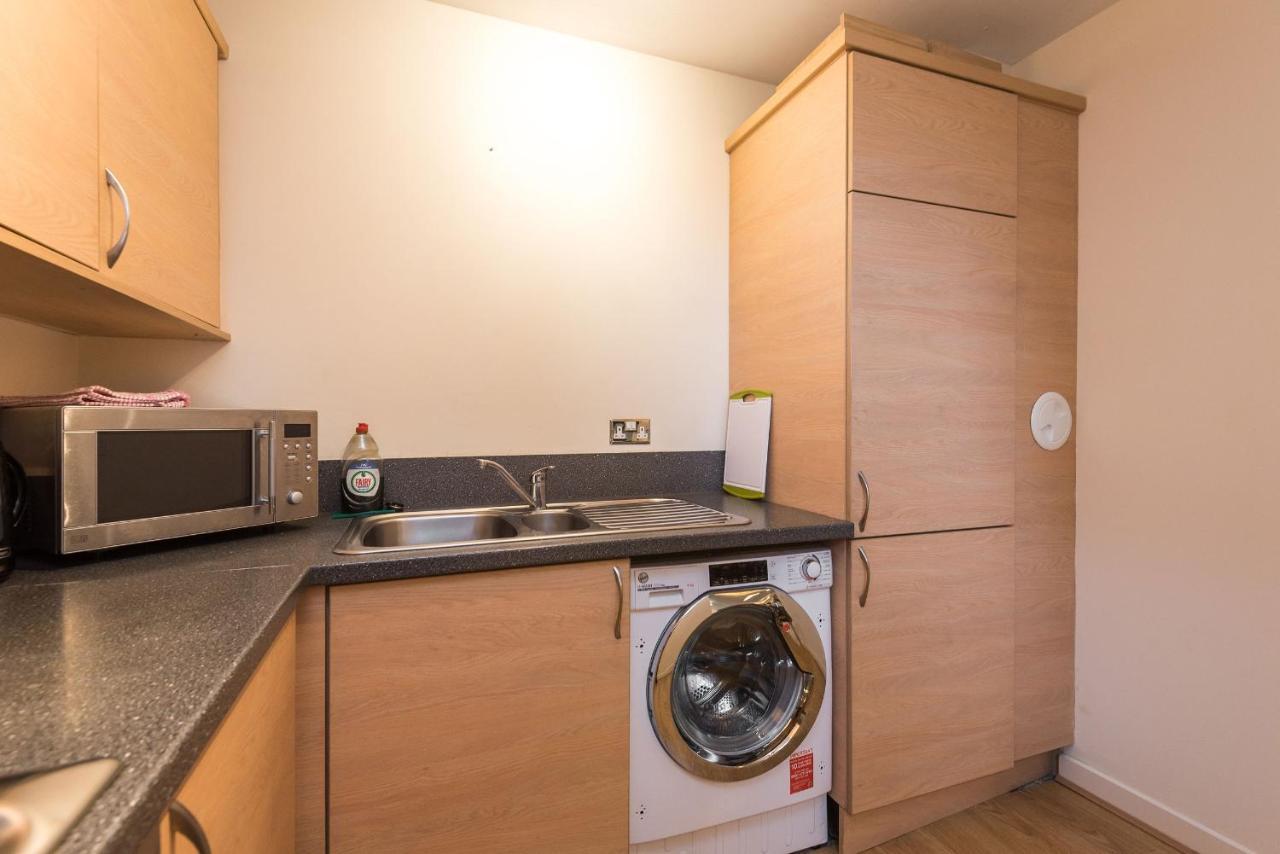 Elegant 2 Bedroom City Centre Apartment - Free Parking - Private Balcony エディンバラ エクステリア 写真