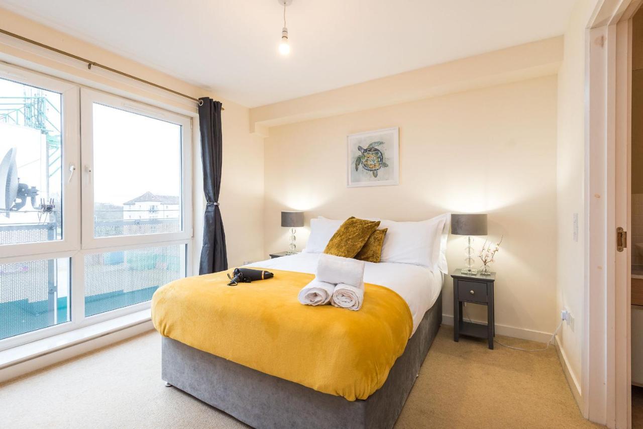 Elegant 2 Bedroom City Centre Apartment - Free Parking - Private Balcony エディンバラ エクステリア 写真