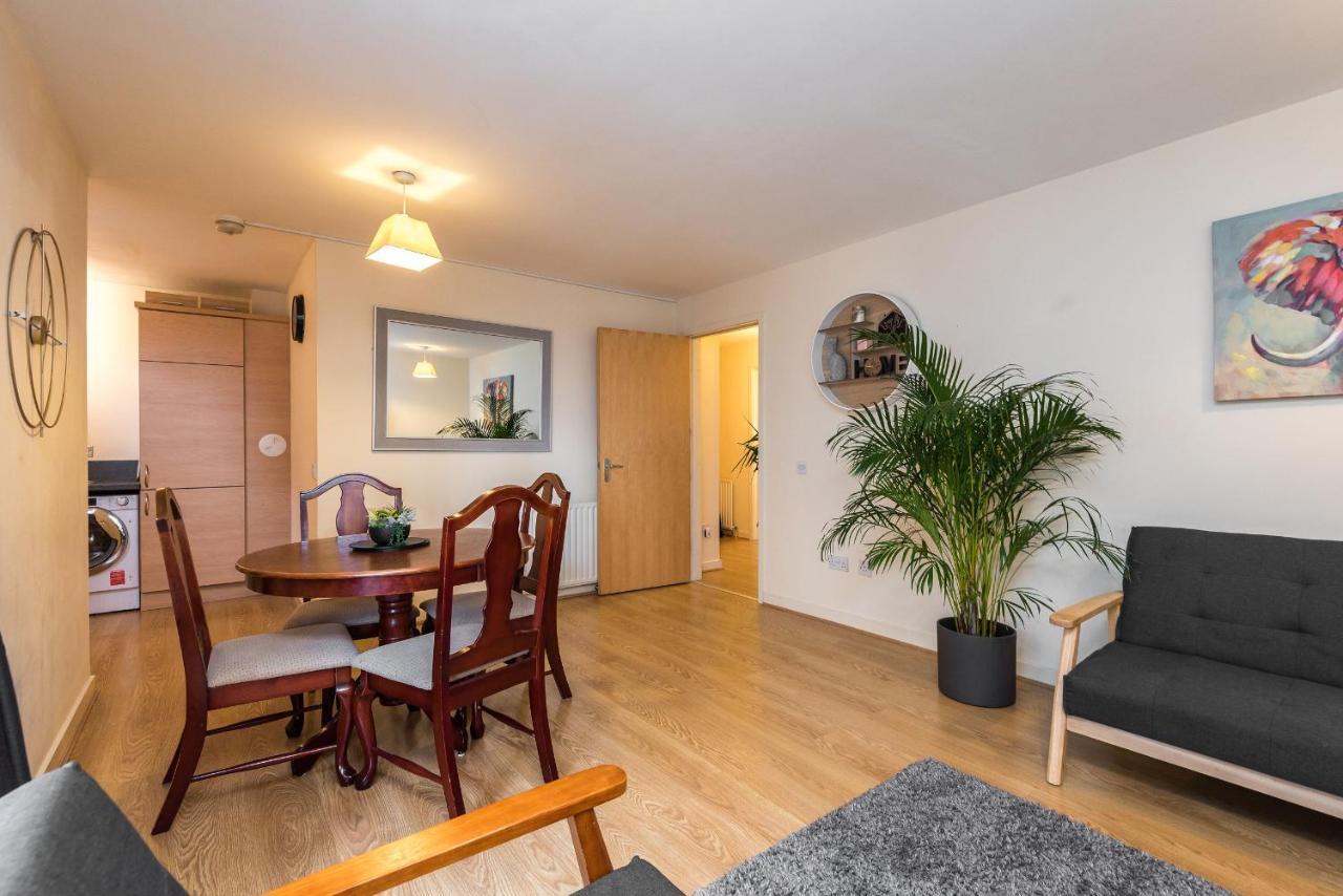 Elegant 2 Bedroom City Centre Apartment - Free Parking - Private Balcony エディンバラ エクステリア 写真