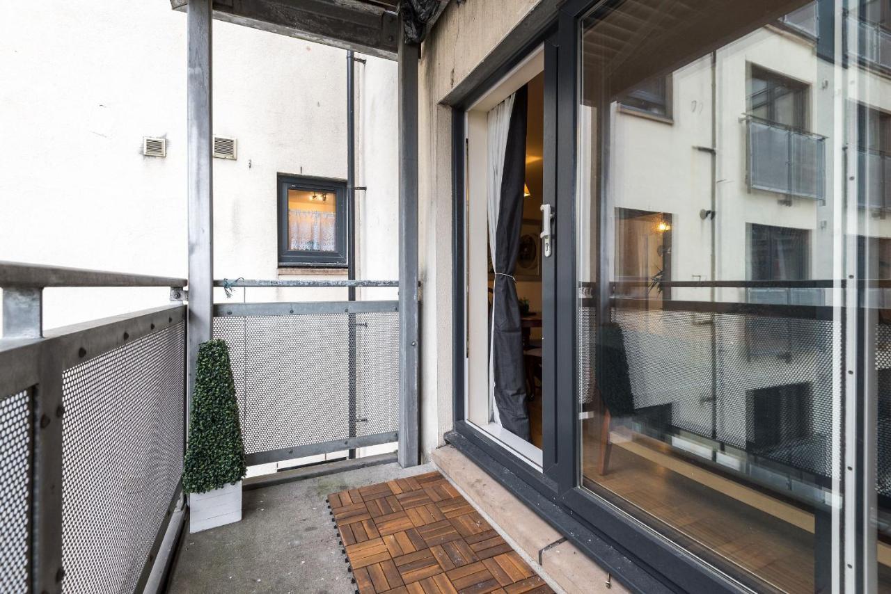 Elegant 2 Bedroom City Centre Apartment - Free Parking - Private Balcony エディンバラ エクステリア 写真